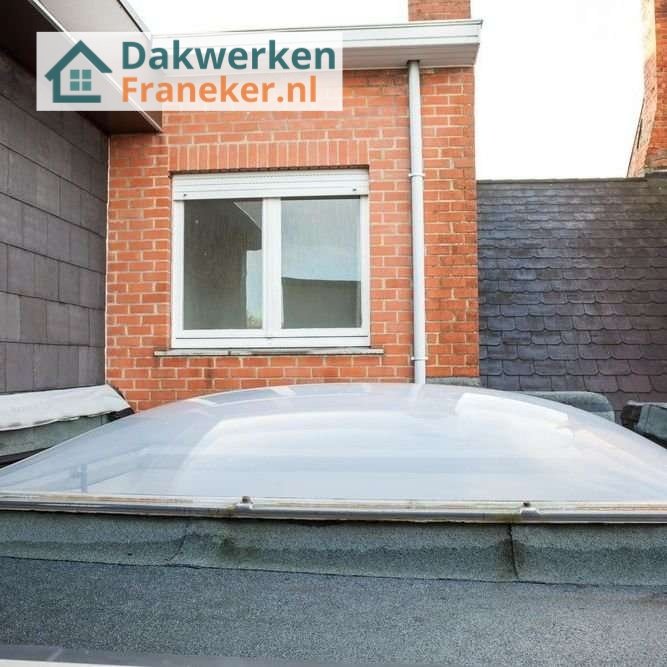 Inspectie van een plat dak met lichtkoepel Inspectie van een plat dak in joure met lichtkoepel