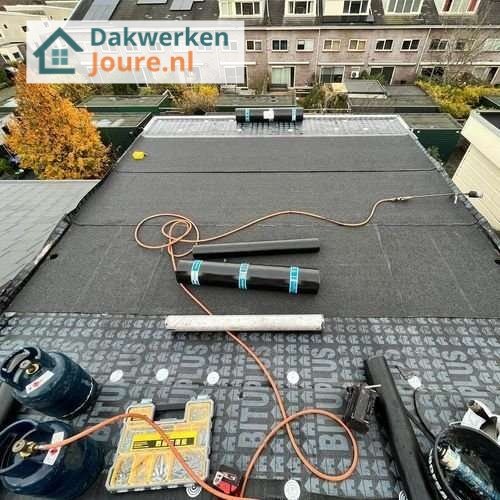Plat dak Joure opnieuw leggen